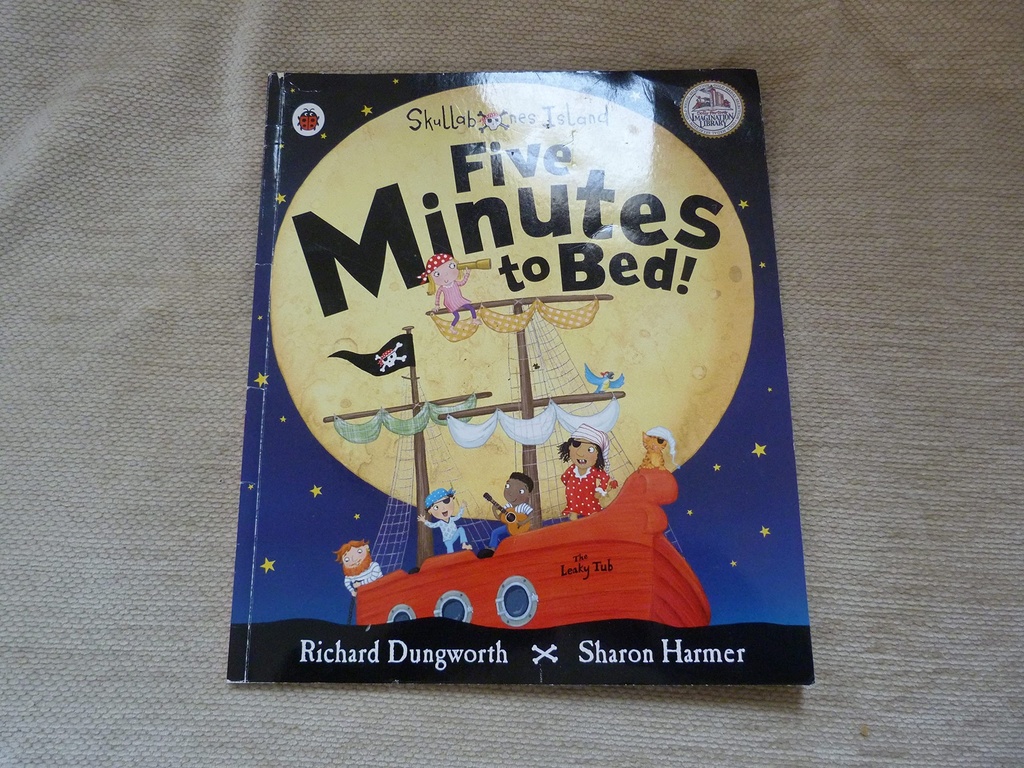 Five Minutes to Bed! A Ladybird Skullabones Island picture book